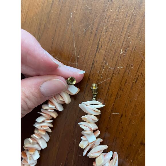 Pink Puka Shell Necklace with Screw Clasp, Vintage Y2K Vacation Tropical - Picture 3 of 3